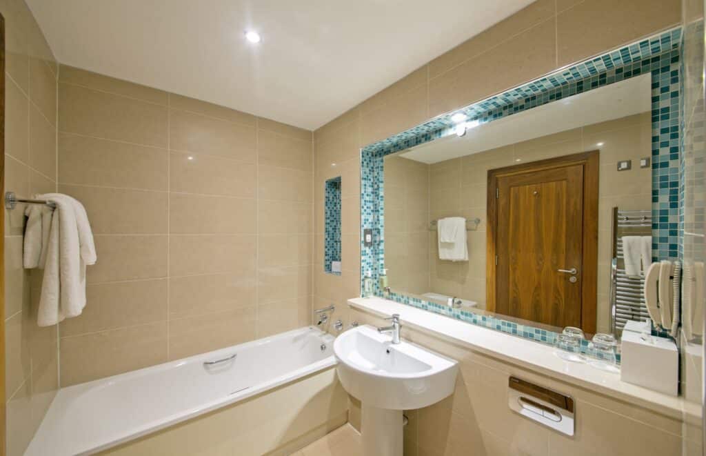 deluxe-room-bathroom-with-shower-and-bath