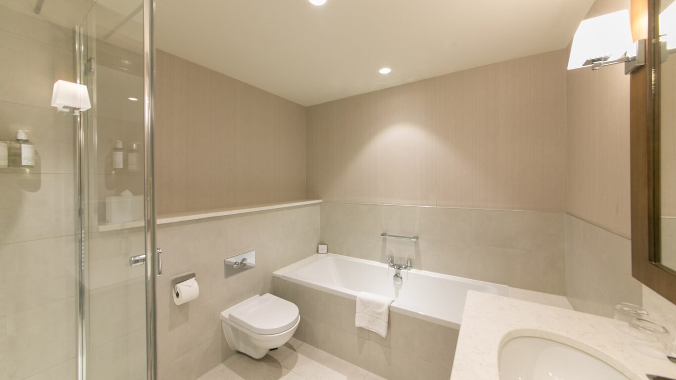 junior-suite-bathroom